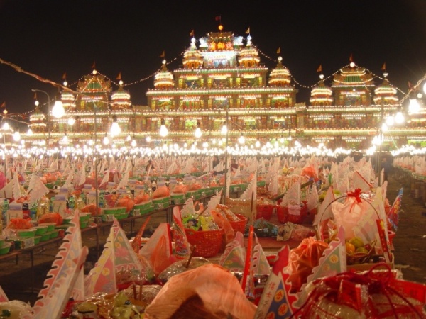 圖一：盛大壯觀的普度祭場（豐原2004）