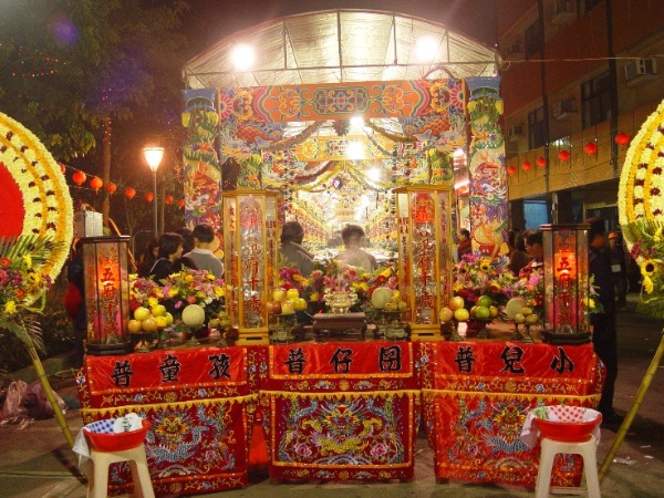 圖二：南部在普度時特別為小孩的孤魂所做的「囝仔普」，祭品以玩具為主（安平海頭社2005）