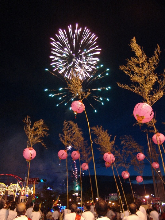 圖十一：基隆中元祭的迎水燈頭遊行，規模最為盛大，聞名國際（基隆市2006）