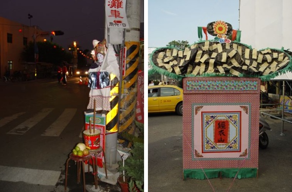 圖十四：五方童子接引五方界內無主孤魂，圖為放置普度場路口的西方白衣引魂童子（田尾打廉2004）(左) / 圖十五：貼滿經衣的經衣山，象徵這些給孤魂的衣服物品，像山一樣的多（基隆市2004）(右)