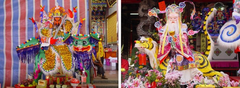 圖十六：山神橘面黑鬚，身穿盔甲，手持劍，以青獅為坐騎，為一武將造型，鎮守壇場龍邊（大溪中庄2005）(左) / 圖十七：土地公粉臉白鬚，身穿員外衣帽，雙手作揖，以黃虎為坐騎，鎮守壇場虎邊（豐原2004）(右)