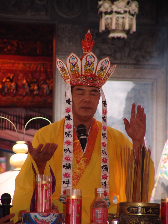 圖二十一：釋教緇門法師，頂帶五佛冠，行「瑜珈焰口」科儀（三峽2006）