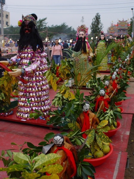 圖二十三：「看牲」，用牲禮等供品，佈置成各樣造型的祭品（南投2005）