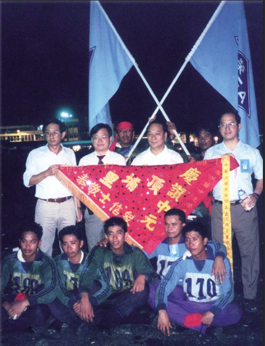 圖八：「順風旗」插在船首，確保航海平安，是傳統社會中最好的「航運保險」。