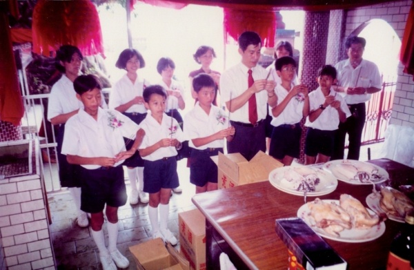 圖一： 七賢國小前校長李予森（前排繫紅領帶者），退休前帶領畢業班導師及畢業生祭拜大眾爺。