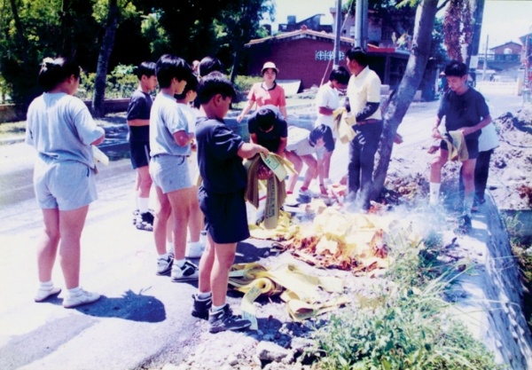 圖二： 畢業生在祭拜大眾爺前，先拜天公和土地公。