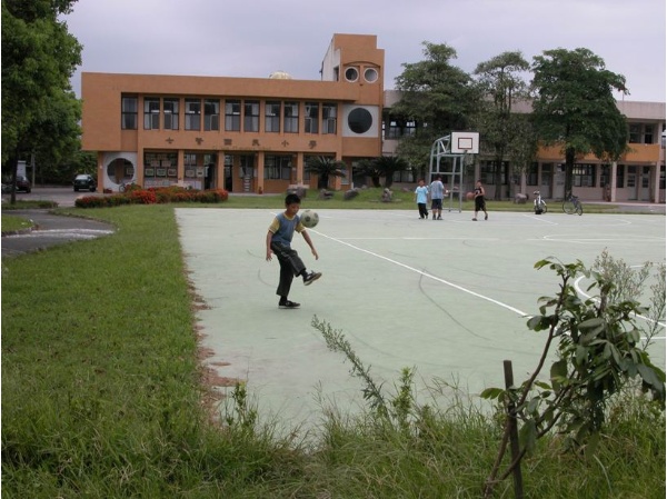 圖四： 宜蘭縣員山鄉七賢國小校舍及操場的部分用地，原本是先人骨骸居所。