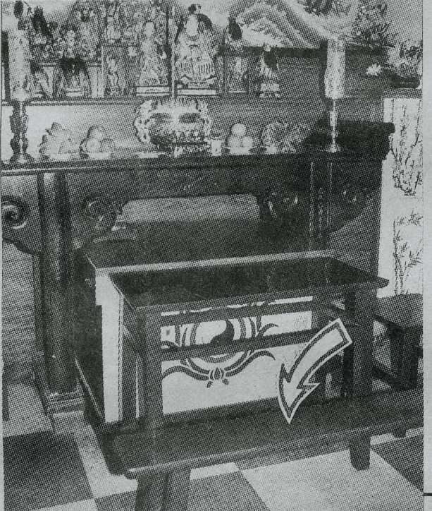 圖二：負責牽亡的乩童就坐在這張長條板凳上