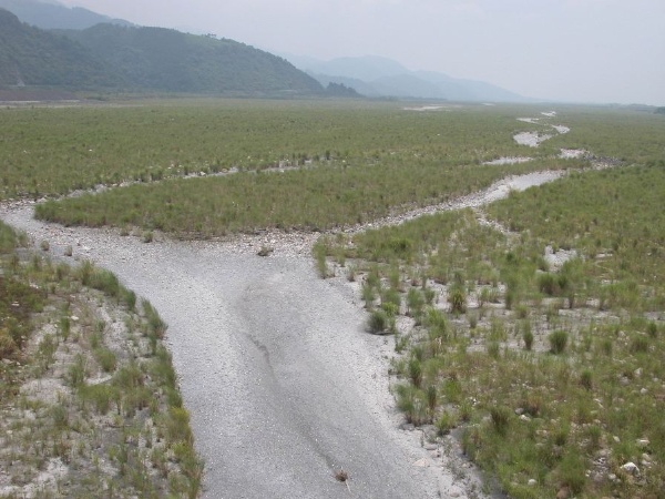 圖一：蘭陽溪河床寬闊，平日水量不多，一旦豪雨山洪暴發，往往危及堤防安全。