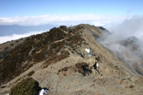 圖二、從南湖北山遙望審馬陣草坡及聖稜線
