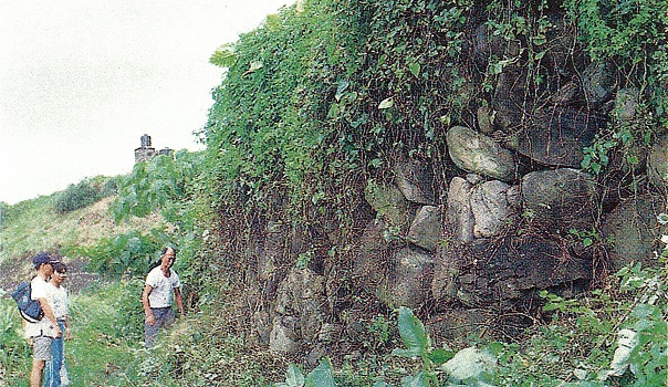 3-1頭城鎮石城殘壁<br>位於宜蘭的最北端山海交界之處，扼守東北角海、陸入蘭的要衝。以大型卵石堆砌成約3.5公尺的圍牆，傳說是17世紀紅毛番所建。