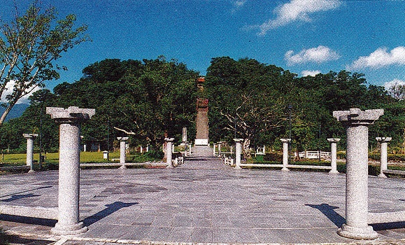 6-4員山鄉員山忠烈祠<br>原為宜蘭神社，建於1918年，是日治時期推行皇民化運動的建築代表，光復後改建為忠烈祠，其旁有日本人所建的自來水廠。