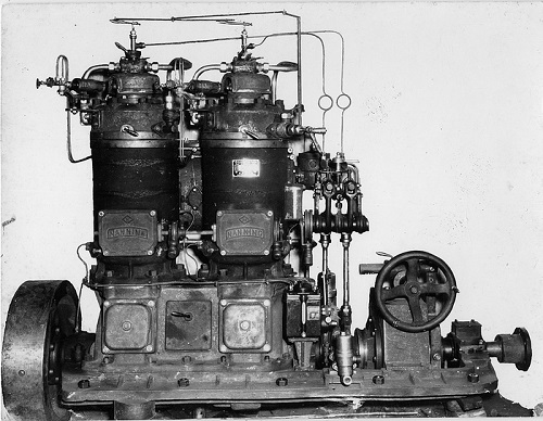 舊型的燒頭式二汽缸引擎