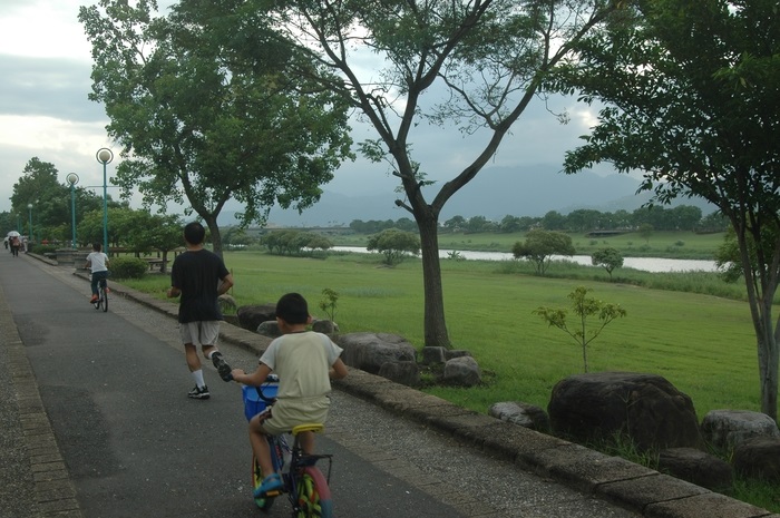 經過整治馴化的宜蘭河，規劃成自然緩坡的宜蘭河河濱公園，成為宜蘭市民運動散步的好地方