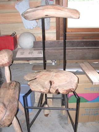社區再生工坊以漂流木製作的椅子