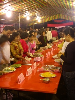 農曆三月三日玄天上帝誕辰，港邊社區居民一人一道菜，敬神之後，社區大聚餐。