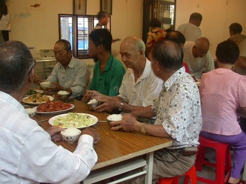 港邊社區推行老人午餐，一個月300元，阿公阿婆相偕享用午餐，其樂融融。