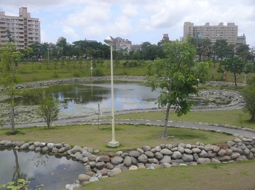 高雄市本和里滯洪濕地，是國內第一個是滯洪池形式之都會公園。民國90 年潭美颱風重創台灣，本和里因地勢低窪而淹水，高雄市政府於民國95年設置滯洪池公園。滯洪池中之低水區域，保持定水深，設計為生態水池，其他高水滯洪區，則設計為草坪與籃球場，供民眾休憩用。