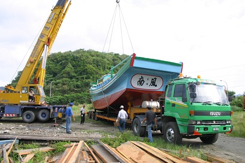 見證南方澳標旗魚事業的南方一號自漁港修船廠起吊上車，展開航向烏石港的旅程