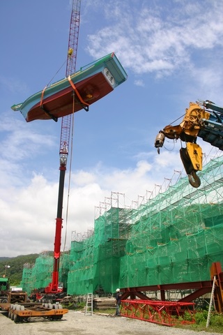 由太平山檜木構築的巨大船體重達12.5噸，吊掛作業並不容易。
