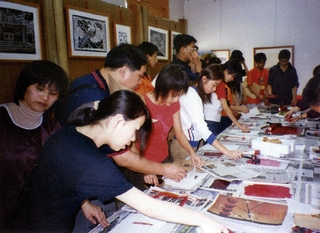 原為乩童起乩的右護室，現為生活文化館之展覽室，圖為「版畫特展」與拓印活動中民眾熱烈參與的情形 圖片來源：《認識傳統建築—看二結王公廟》，頁45