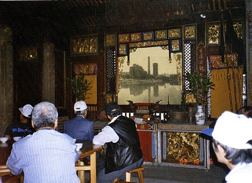 正殿變身為社區電影院。圖片來源：《認識傳統建築—看二結王公廟》，頁43