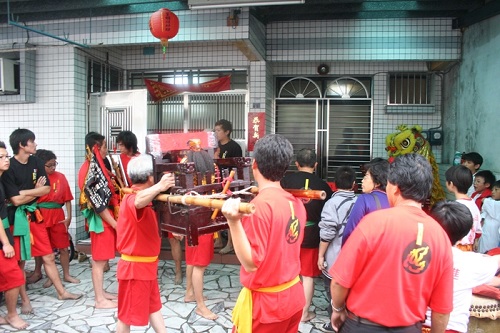 王公發攆抓藏匿於民宅的乩童