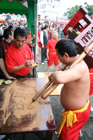 王公於舖有檀香粉桌上以攆轎棍書字指示