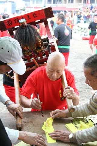 發攆後，攆轎前者需扶攆轎代王公書符，以黑墨書於黃紙為「黑眼符」，以黑羊血書於黃紙為「紅眼符」。