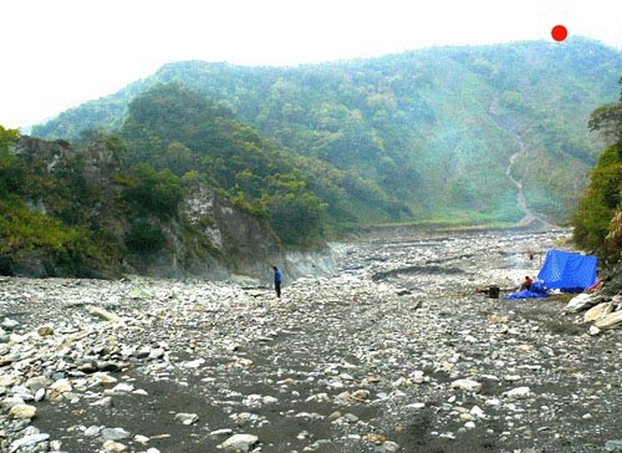habun s’lus營地，照片左側屬莫很溪，正前方為和平北溪，誤認的巴博凱凱社就在其正上方(紅點)