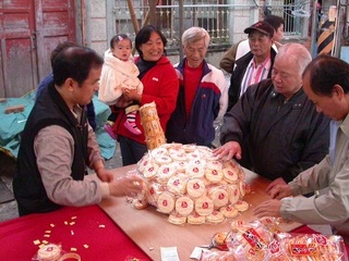頭城鎮民發揮創意以旺旺米菓製作拜土地公的神龜