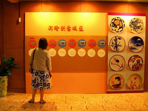 懷舊碗盤特展一偶—彩繪創意紙盤(林正芳提供)