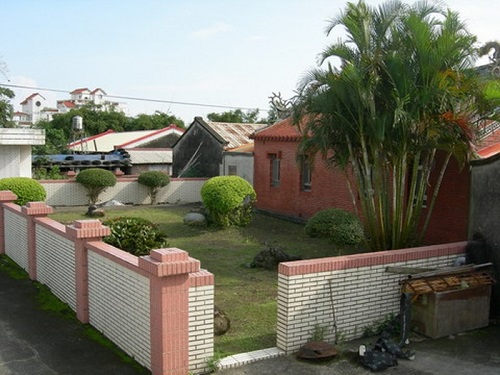 圖10後院植草皮、植栽，並有後期設置的圍牆