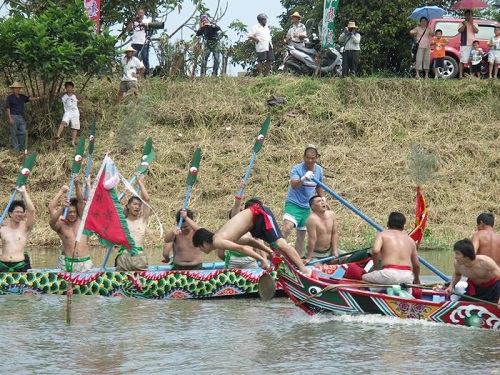 礁溪鄉二龍村淇武蘭、洲仔尾兩庄的龍舟「競賽」活動被譽為「全省最古老的龍舟競渡區」。
