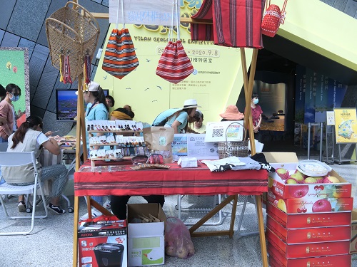 英士社區的攤位上掛滿了布織品