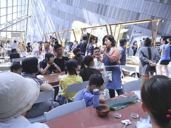 蘭陽博物館一樓遊客大廳搖身一變成了熱鬧滾滾的市集場域