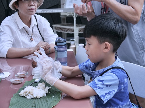 小朋友們對於手做食材躍躍欲試