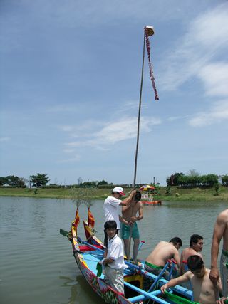 「獻紙頭」即是到曾發生事故之處往上力擲，讓更衣、銀紙飛散飄至水面，象徵給了老大公、老大媽，其目的在祈求平安