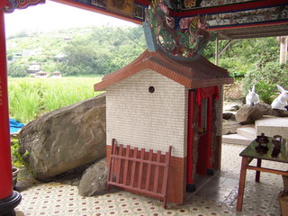 「石聖公」前搭建的小祠側面