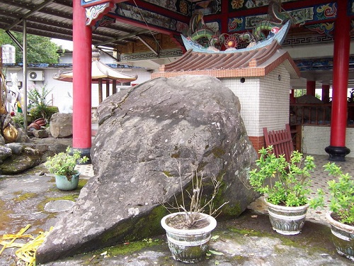 石聖爺廟仍保有當初建廟的大石頭