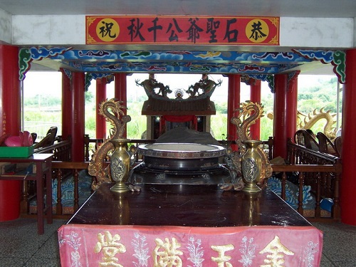 小廟仍保存著，只是大廟包著小廟。