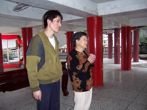 一起來為小寶貝求貫的爸爸和外婆