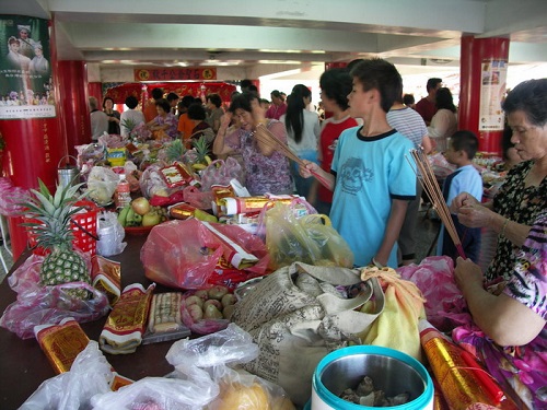 求貫者準備豐厚的供品