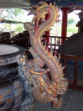 廟方將所鑄的貫掛在香爐邊供須要的民眾取用