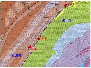圖5 蘭陽溪上游兩側之地質圖，蘭陽溪（牛鬥至四季、南山間，約成東北-西南向，黑色實線為斷層）東側為中新世盧山層，西側為中新世至漸新世乾溝層岩性主要皆為硬頁岩、板岩，節理發達，容易崩落。