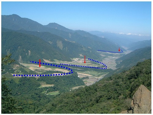 圖6 從蘭陽溪上游俯視，可見左岸有數個顯的沖積扇，沖積扇已都開墾成蔬菜種植區，以及群居部落。