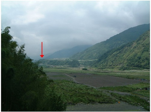 圖7 夫布爾溪沖積扇，落差高度可達115 公尺（箭頭處）