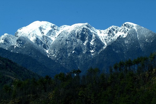 台灣第二高山雪山，積雪往往可以到隔年的三月尚未溶化。