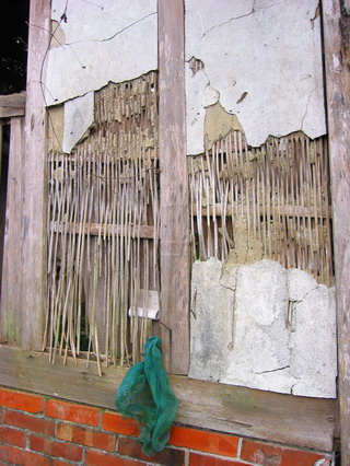 編竹夾泥牆即為木梁或竹管屋架之間的空隙，以細竹篾編成網狀固定，兩面再以灰泥粉刷抹平成為白牆，常用的種類有赤竹、麻竹或長枝竹。
