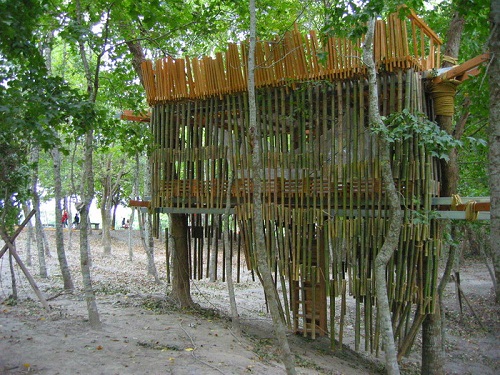 2003年羅東運動公園所舉辦之「童玩小子」即以竹建屋供遊人賞玩